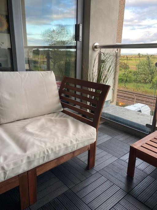 Beautiful 2 Bedroom Flat Overlooking Golf Course Карнусти Экстерьер фото